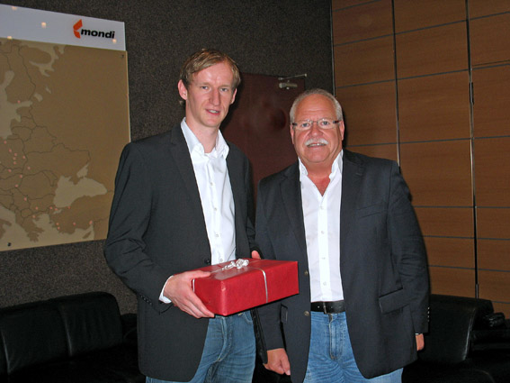 Thomas Fuchs, Operations Project Manager Bag Converting, Mondi, Vienna (left) and Thomas Schmitt, Sales Manager South Germany and Austria, Flint Group Flexographic Products, when awarding the prize in Vienna.