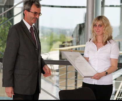 Yvonne Lechner receives her certificate from Dr. Erich Frank, Head of Technology Management/ Regulatory Affairs at Flint Group. (picture: HdM Stuttgart)