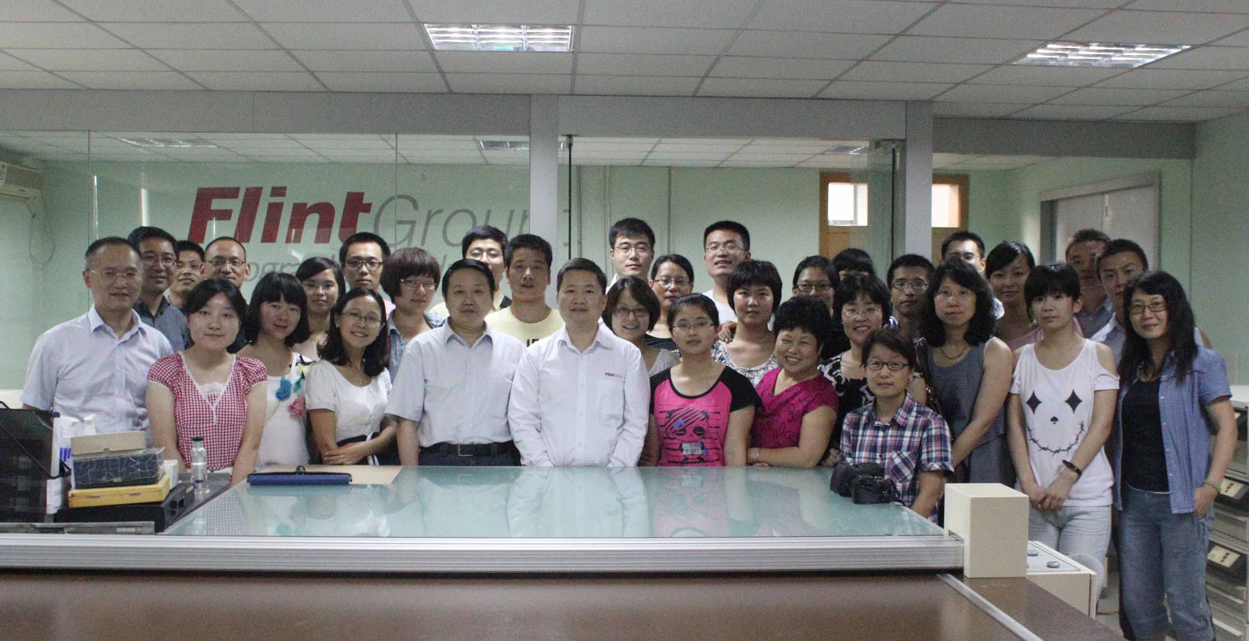 Group photo of teachers and suppliers after awarding a certificate