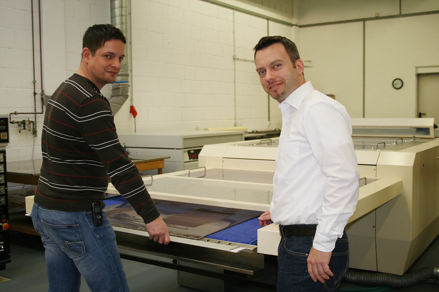 Steffen Botsch, Head of the department cliché production at Hans-Joachim Heinerich GmbH (left) and Markus Muehlfeit, Product Manager Flint Group Flexographic Products are pleased with the results of the new nyloflex® Digital Washer F V.